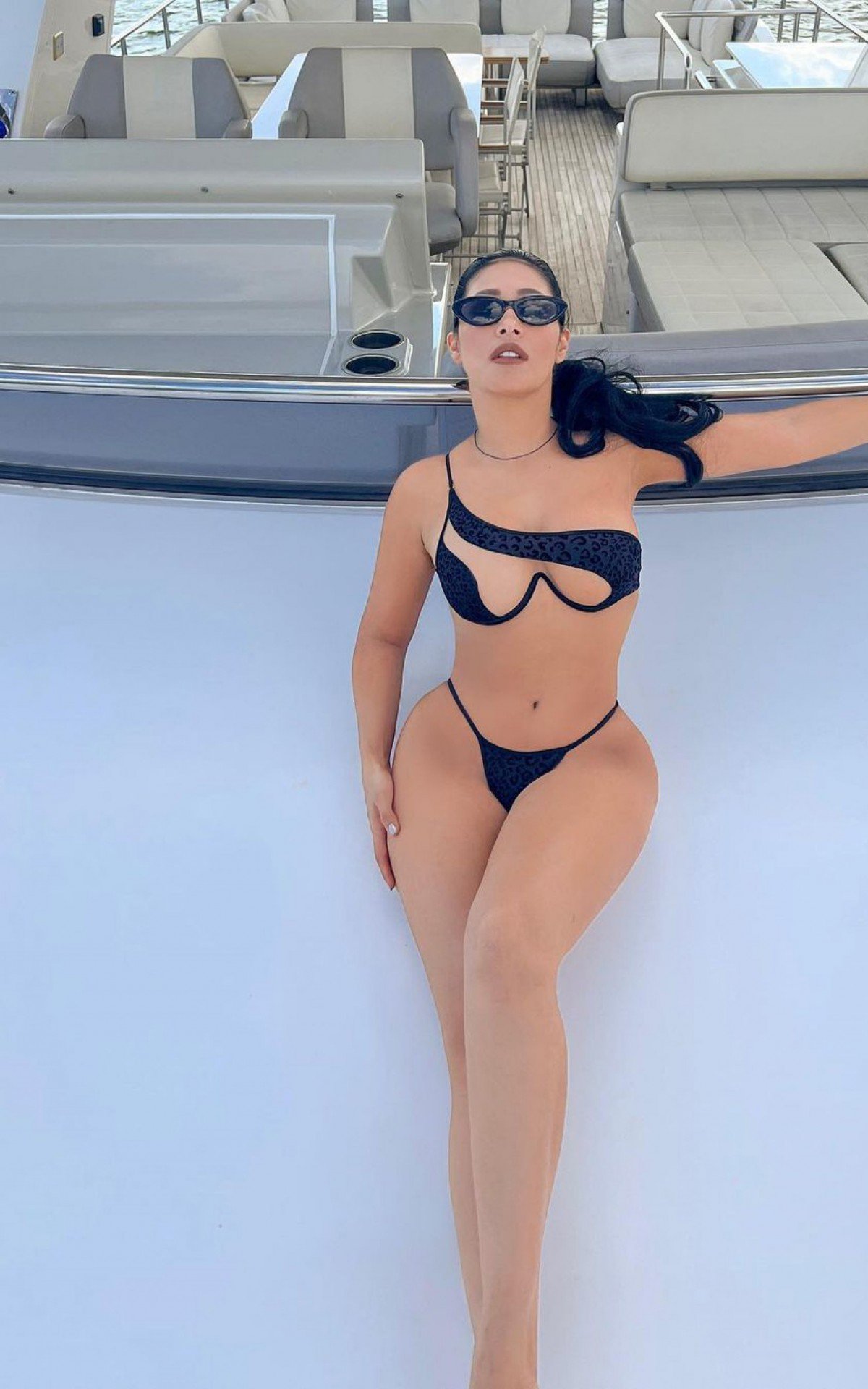 Simaria posta foto fazendo topless e recebe elogios 